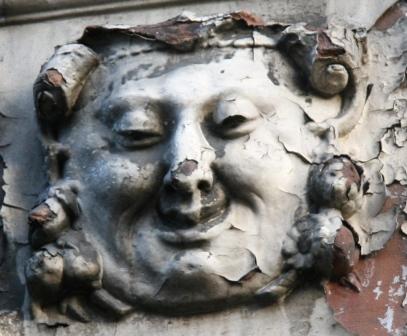 London treasure hunt face on a wall.